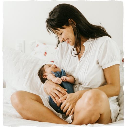 Die Frau umarmt ihr Baby