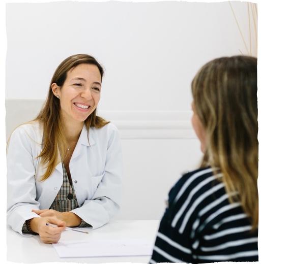 Der lächelnde Arzt spricht mit dem Patienten