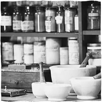 Schwarzweißfoto der Apotheke